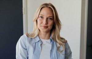 Eu construí uma ferramenta de IA para imitar meu trabalho. Ajudou a criar uma renda passiva com meu negócio solo. Júlia Starr