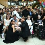 Harry e Meghan posam para uma selfie com pacientes no Royal Children's Hospital, em Melbourne, no primeiro dia de sua visita à Austrália