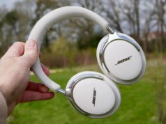 Eu não entendi Bose até morar com o QuietComfort Ultra. Agora sou um crente Fones de ouvido Bose QuietComfort Ultra no estojo, sustentados pela folhagem de outono ao fundo