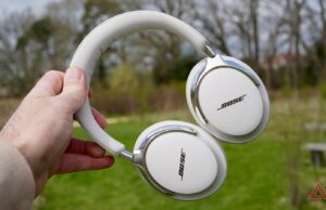 Eu não entendi Bose até morar com o QuietComfort Ultra. Agora sou um crente Fones de ouvido Bose QuietComfort Ultra no estojo, sustentados pela folhagem de outono ao fundo