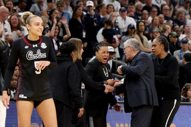 'Eu não tenho nenhum arrependimento': Geno Auriemma dobra no Dawn 'Eu não tenho nenhum arrependimento': Geno Auriemma dobra no Dawn Staley Clash