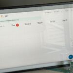 Ilustração de um plugue inteligente em uma tomada de parede com ícones de automação residencial digital em um fundo azul.