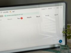 Eu odeio tecnologia doméstica inteligente, mas o Skylight Calendar 2 é uma exceção Ilustração de um plugue inteligente em uma tomada de parede com ícones de automação residencial digital em um fundo azul.