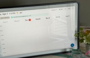 Eu odeio tecnologia doméstica inteligente, mas o Skylight Calendar 2 é uma exceção Ilustração de um plugue inteligente em uma tomada de parede com ícones de automação residencial digital em um fundo azul.