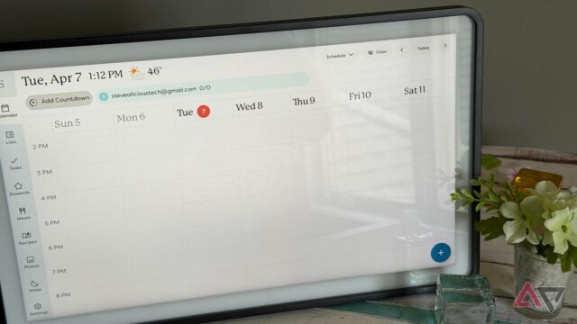 Eu odeio tecnologia doméstica inteligente, mas o Skylight Calendar 2 Ilustração de um plugue inteligente em uma tomada de parede com ícones de automação residencial digital em um fundo azul.