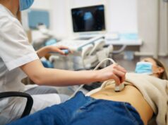 Eu sou um médico – as mulheres precisam parar de ‘se preocupar’ com uma condição inflamatória comum Médico realizando um ultrassom abdominal em um paciente.