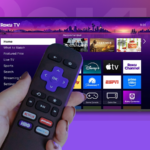 Uma smart TV com um Amazon Fire TV Stick próximo a ela.