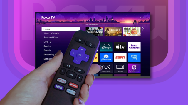 Uma smart TV com um Amazon Fire TV Stick próximo a ela.