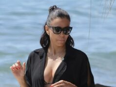 Eva Longoria, 51, faz uma exibição atrevida de biquíni e top transparente enquanto faz as malas no PDA com o marido José Bastón Eva Longoria aumentou a temperatura com um de seus looks mais ousados durante um dia abafado de praia com seu marido José Bastón na sexta-feira em Marbella, Espanha