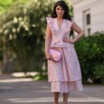 Aline Kaplan vestindo calças jeans azuis de perna larga Baum & Pferdgarten e outras histórias blusa cortada com padrão de flores brancas e salto laranja de verão e tons laranja preto Mango em 06 de junho de 2023 em Berlim, Alemanha.