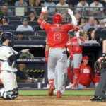 Oswald Peraz comemora depois de contornar as bases em seu home run solo na quarta entrada da derrota dos Yankees por 7 a 1 para os Angels em 14 de abril de 2026, no Stadium.