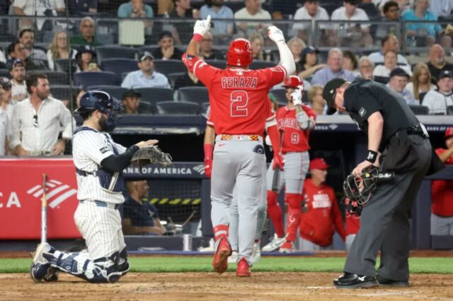 Oswald Peraz comemora depois de contornar as bases em seu home run solo na quarta entrada da derrota dos Yankees por 7 a 1 para os Angels em 14 de abril de 2026, no Stadium.