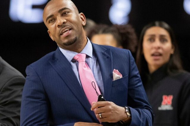 O ex-assistente de basquete feminino de Nebraska, Chuck Love, admitiu que fez sexo com a ex-jogadora Ashley Scoggin antes de ela ser demitida do time em 2022, de acordo com documentos judiciais.