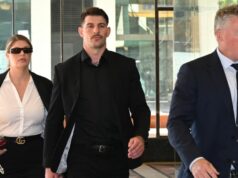 Ex-astro do NRL Curtis Scott liberado para lutar em uma luta corpo-a-corpo após acusações de agressão O ex-jogador do NRL Curtis Scott (centro) chega ao Downing Center District Court, em Sydney, quarta-feira, 8 de abril de 2026.