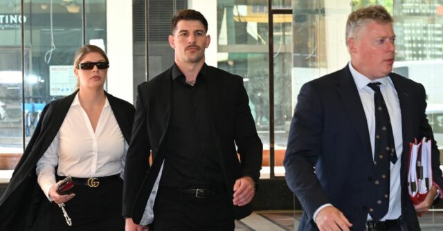 Ex-astro do NRL Curtis Scott liberado para lutar em uma O ex-jogador do NRL Curtis Scott (centro) chega ao Downing Center District Court, em Sydney, quarta-feira, 8 de abril de 2026.