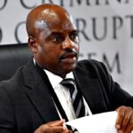 Ex-chefe de polícia sul-africano fica com lenço preso na testa enquanto suava durante investigação de corrupção