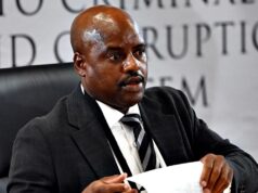 Ex-chefe de polícia sul-africano fica com lenço preso na testa enquanto suava durante investigação de corrupção Ex-chefe de polícia sul-africano fica com lenço preso na testa enquanto suava durante investigação de corrupção