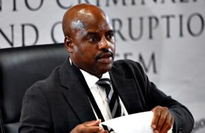 Ex-chefe de polícia sul-africano fica com lenço preso na testa enquanto suava durante investigação de corrupção Ex-chefe de polícia sul-africano fica com lenço preso na testa enquanto suava durante investigação de corrupção