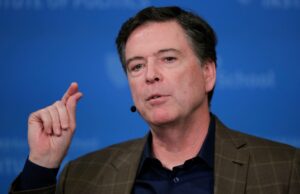 Ex-chefe do FBI Comey aparece em tribunal por suposta ameaça de Trump Ex-chefe do FBI Comey aparece em tribunal por suposta ameaça de Trump