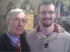 Ex-diretor de igreja preso por assassinar sua amante professora universitária tem sua condenação anulada após recurso Benjamin Field foi preso por pelo menos 36 anos em 2019 depois de ser considerado culpado pelo assassinato de Peter Farquhar, de 69 anos, em Maids Moreton, Buckinghamshire.