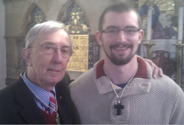 Ex-diretor de igreja preso por assassinar sua amante professora universitária Benjamin Field foi preso por pelo menos 36 anos em 2019 depois de ser considerado culpado pelo assassinato de Peter Farquhar, de 69 anos, em Maids Moreton, Buckinghamshire.