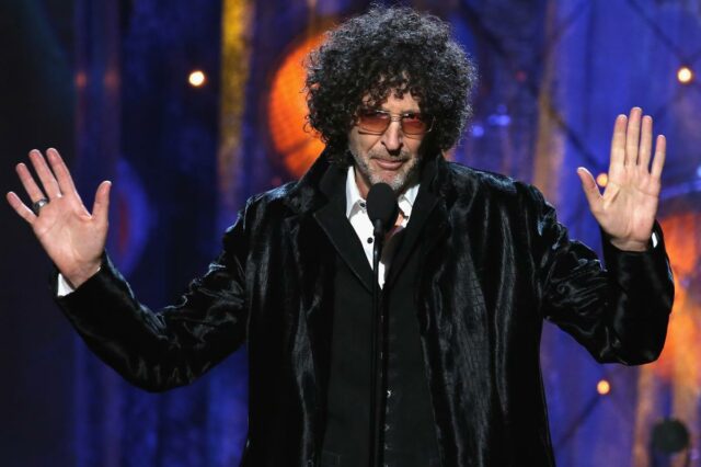 Ex-funcionário de Howard Stern exige quantia impressionante em batalha judicial Ex-funcionário de Howard Stern exige quantia impressionante em batalha judicial