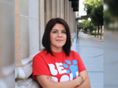 Ex-gerente do Fresno Arts Council admite roubo de US$ 1,8 milhão gasto em jogos de azar O ex-gerente do Fresno Arts Council admite roubo de US$ 1,8 milhão em despesas de jogo. Suliana Caldwell com uma camiseta vermelha encostada em um prédio