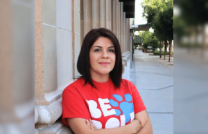 Ex-gerente do Fresno Arts Council admite roubo de US$ 1,8 milhão gasto em jogos de azar O ex-gerente do Fresno Arts Council admite roubo de US$ 1,8 milhão em despesas de jogo. Suliana Caldwell com uma camiseta vermelha encostada em um prédio