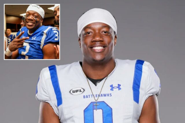 Chris Payton-Jones em uma camisa de futebol branca com detalhes em azul e o logotipo da UFL.