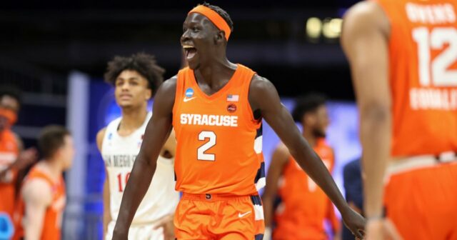 Ex-jogador de basquete de Syracuse deportado após um mês de GettyImages-1308030809 John Bol Ajak