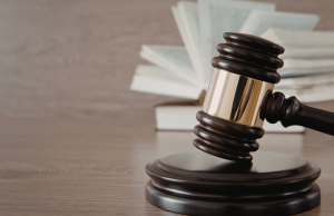 Ex-oficial de liberdade condicional da Filadélfia condenado por administrar negócios ilegais de jogos de azar esportivos Ex-oficial de liberdade condicional da Filadélfia condenado por administrar negócios ilegais de jogos de azar esportivos. Martelo apoiado em bloco de madeira com documentos legais