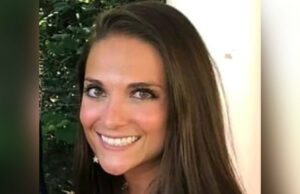 Ex-professor de NJ acusado de estuprar alunos soluços no tribunal enquanto juiz nega fiança Professora faz sexo em Jeep com um de seus alunos