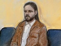 Ex-professor supostamente abusou sexualmente de filho adotivo e o sufocou até a morte Ex-professor supostamente abusou sexualmente de filho adotivo e o sufocou até a morte