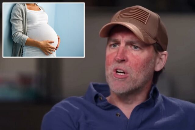 Mulher grávida segurando a barriga.