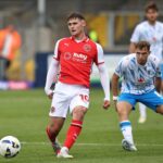 Ex-talento do Man Utd com 18 contribuições de gols ganha prêmio de Jogador do Mês da League Two