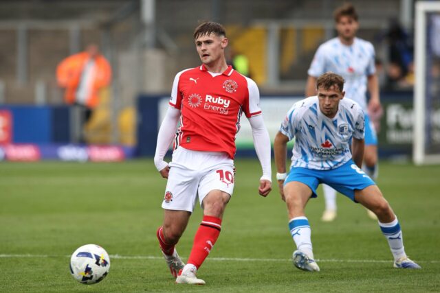 Ex-talento do Man Utd com 18 contribuições de gols ganha prêmio de Jogador do Mês da League Two
