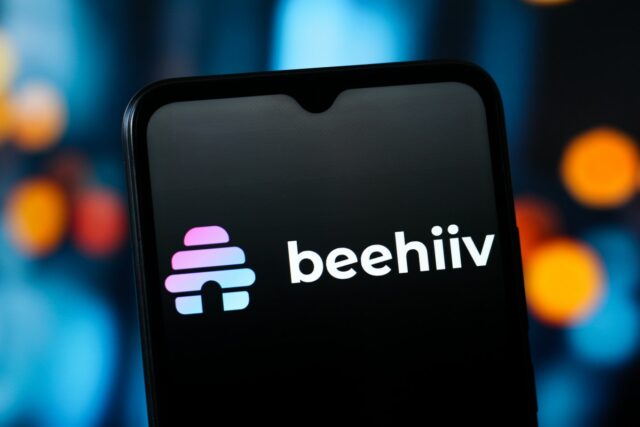 Exclusivo: Beehiiv se expande para podcasting, visando Patreon
