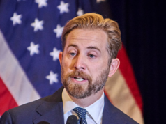 Exclusivo – Theo Wold: Caso de cidadania por direito de nascença pergunta se os estrangeiros ilegais contam o mesmo que o resto de nós Exclusivo - Theo Wold: Caso de cidadania por direito de nascença pergunta se os estrangeiros ilegais contam o mesmo que o resto de nós