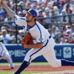 O arremessador do Yokohama DeNA BayStars, Trevor Bauer, fazendo um arremesso durante um jogo de beisebol.