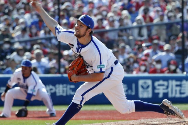 O arremessador do Yokohama DeNA BayStars, Trevor Bauer, fazendo um arremesso durante um jogo de beisebol.