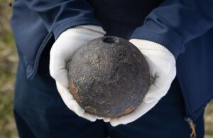 Explosão do passado! Projétil disparado no campo de batalha de Culloden é descoberto quase 300 anos depois Arqueólogos descobriram o morteiro não detonado em Culloden