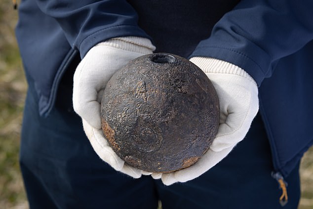 Explosão do passado! Projétil disparado no campo de batalha de Arqueólogos descobriram o morteiro não detonado em Culloden