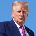 O presidente Donald Trump embarca no Força Aérea Um na Base Conjunta de Andrews, Maryland, sexta-feira, 10 de abril de 2026, a caminho de Charlottesville, Virgínia.