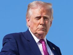 ‘Expurgado para o inferno’: o bloqueio de Trump ao Estreito de Ormuz começará à meia-noite O presidente Donald Trump embarca no Força Aérea Um na Base Conjunta de Andrews, Maryland, sexta-feira, 10 de abril de 2026, a caminho de Charlottesville, Virgínia.