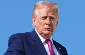 ‘Expurgado para o inferno’: o bloqueio de Trump ao Estreito de Ormuz começará à meia-noite O presidente Donald Trump embarca no Força Aérea Um na Base Conjunta de Andrews, Maryland, sexta-feira, 10 de abril de 2026, a caminho de Charlottesville, Virgínia.