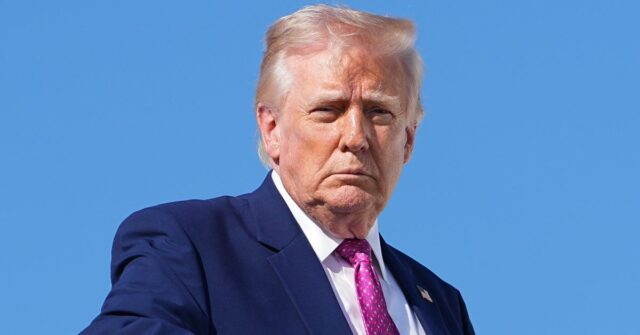 O presidente Donald Trump embarca no Força Aérea Um na Base Conjunta de Andrews, Maryland, sexta-feira, 10 de abril de 2026, a caminho de Charlottesville, Virgínia.