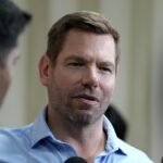 FBI pede que Eric Swalwell converse