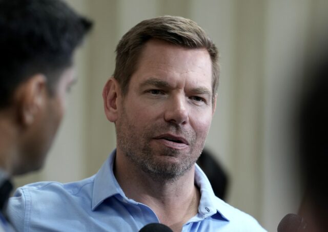 FBI pede que Eric Swalwell converse FBI pede que Eric Swalwell converse