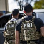 Comentário do Reddit levou a polícia a identificar o atirador da Brown University | Imagem de estoque de membros da equipe FBI SWAT