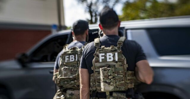 Comentário do Reddit levou a polícia a identificar o atirador da Brown University | Imagem de estoque de membros da equipe FBI SWAT